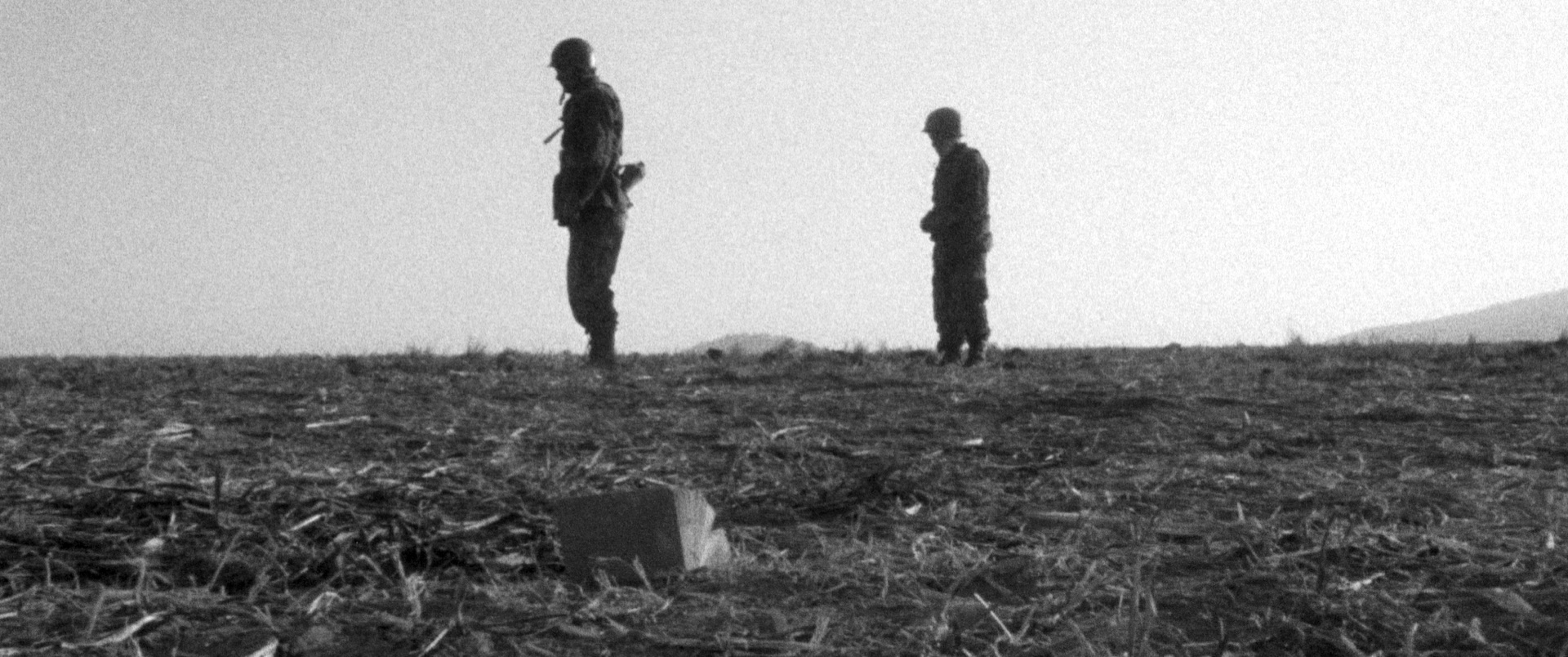 Imagen conceptual de Americanos: dos soldados permanecen inmóviles en un terreno abierto