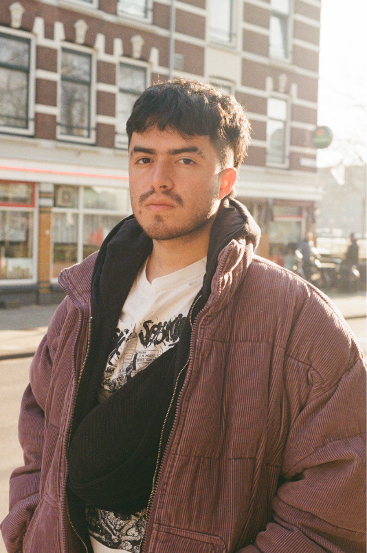 Retrato de Jose Eduardo Castilla Ponce en una calle, con luz natural